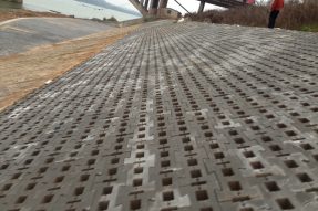 水利護(hù)坡磚塑料模具主要應(yīng)用在哪些施工地點？